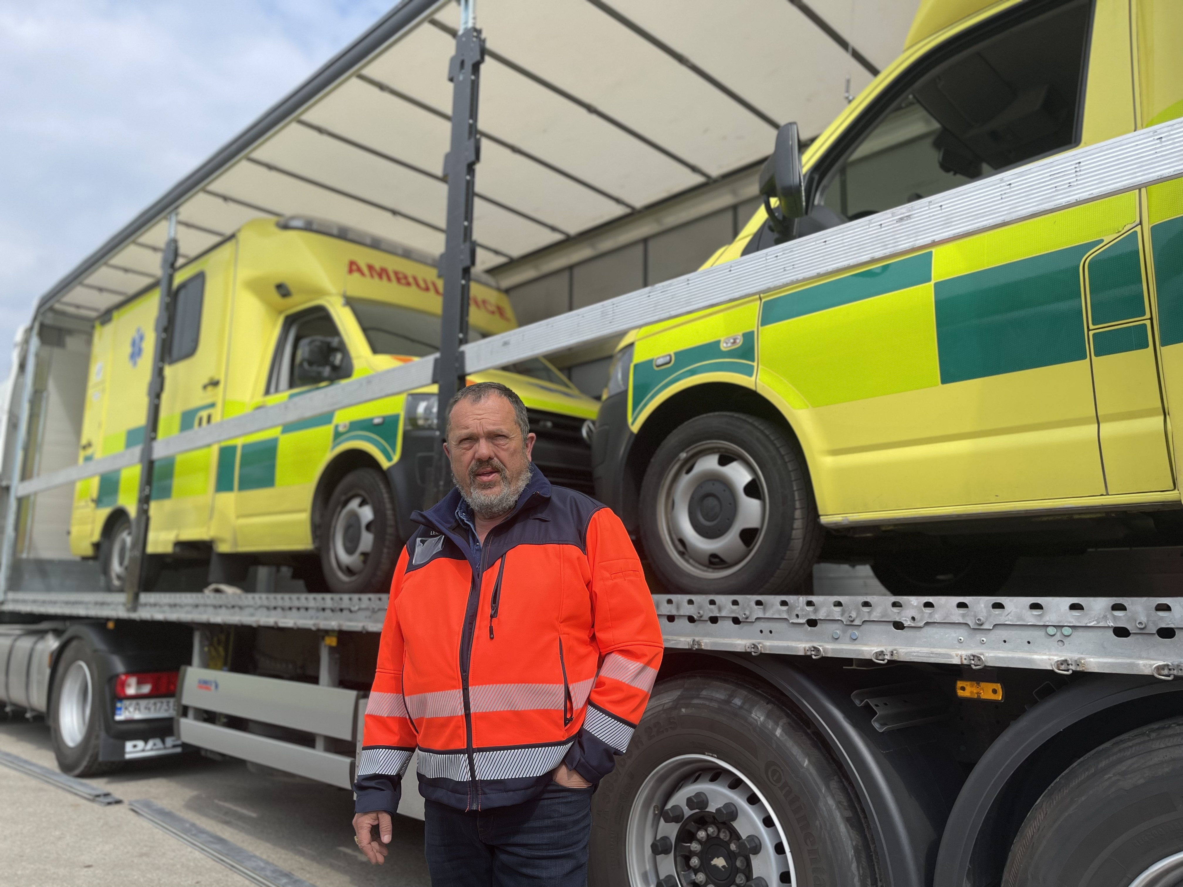 DAROVANÉ SANITY ZAMÍŘILY NA UKRAJINU